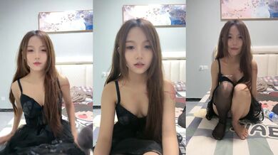 【稀有稻草人】新人神仙级女神，娇小玲珑穿黑丝，男友公主抱看逼逼，小萝莉被插得眉头紧蹙，好疼又好爽佳作 (1)