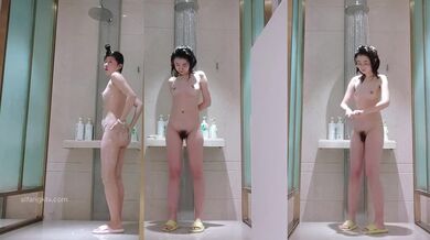 大众浴室偷拍两位漂亮的小姐姐洗澡皮肤白皙逼毛黝黑