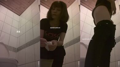 ⚫️【精品厕拍】，公共女坐厕，固定机位正面偷拍，多位漂亮小姐姐方便，赏脸赏逼，崛起大屁股擦腚的姿势好诱人(18V) (9)