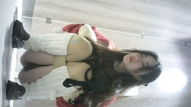 (1)极品高冷JK红毛衣丝袜妹子，脸都冻红了