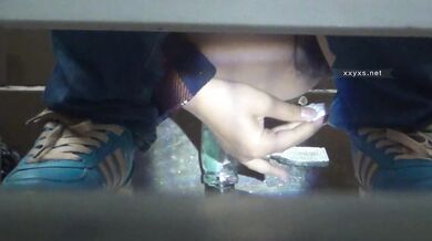 大神潜入学校女厕全景双镜头偷拍多位漂亮学妹嘘嘘B脸同步 (1)