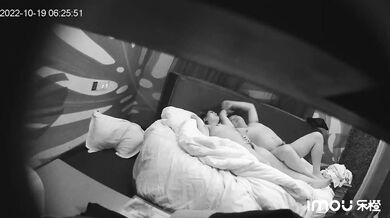 最新安防酒店偷拍十月极速首发 楼下就是KTV酒店入住率出奇高 上帝视角 对话清晰 趣味横生 (2)