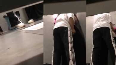 女厕两个小女生躲在厕所探讨身体奥秘,衣服脱光了用手指插插用嘴吸奶头,